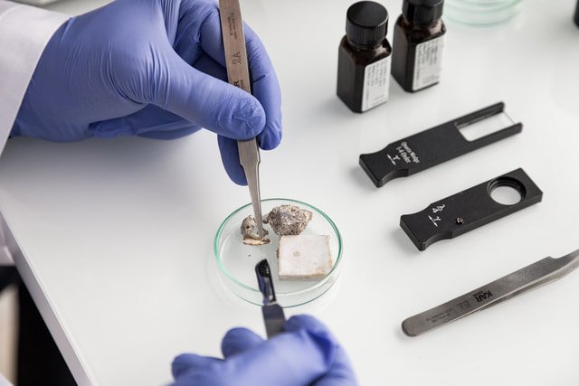 Asbestinäytteenotto purkutyön yhteydessä