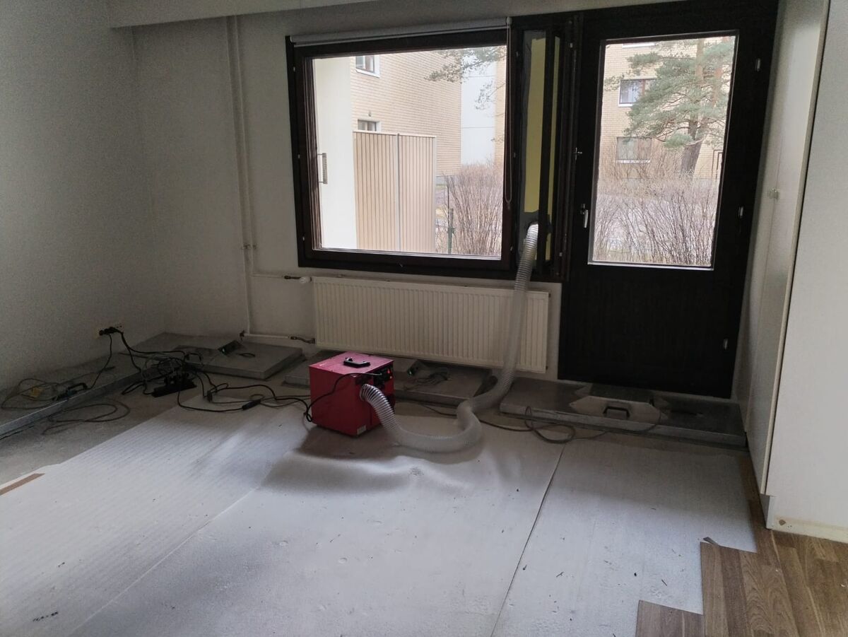 Kuivaustyö käynnissä asunnossa